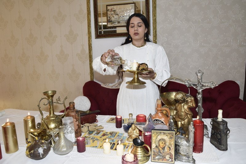 Carmen Rosca în ritual de magie albă cu lumânări și plante sacre